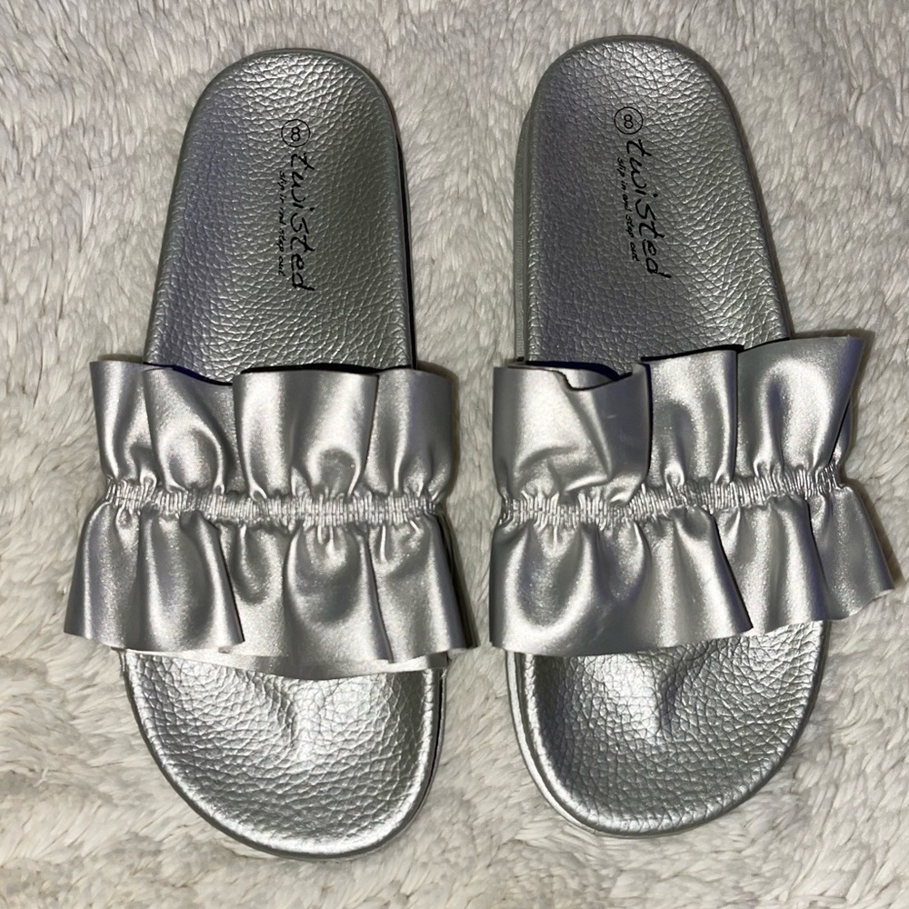 🌺 TWISTED SLIP ON SANDALS. Size 8. 🌺